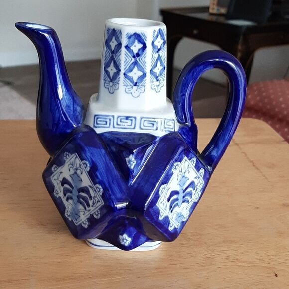 Vintage small blue and white oriental tea pot. - Picture 3 of 7